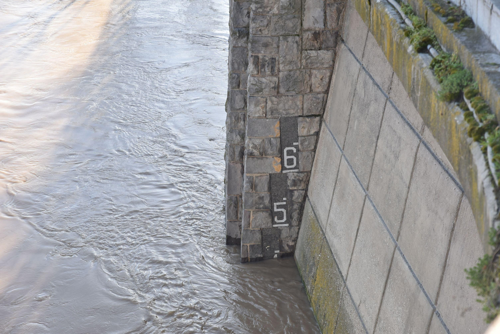 Imágenes de la crecida del río Ebro a su paso por Zaragoza
