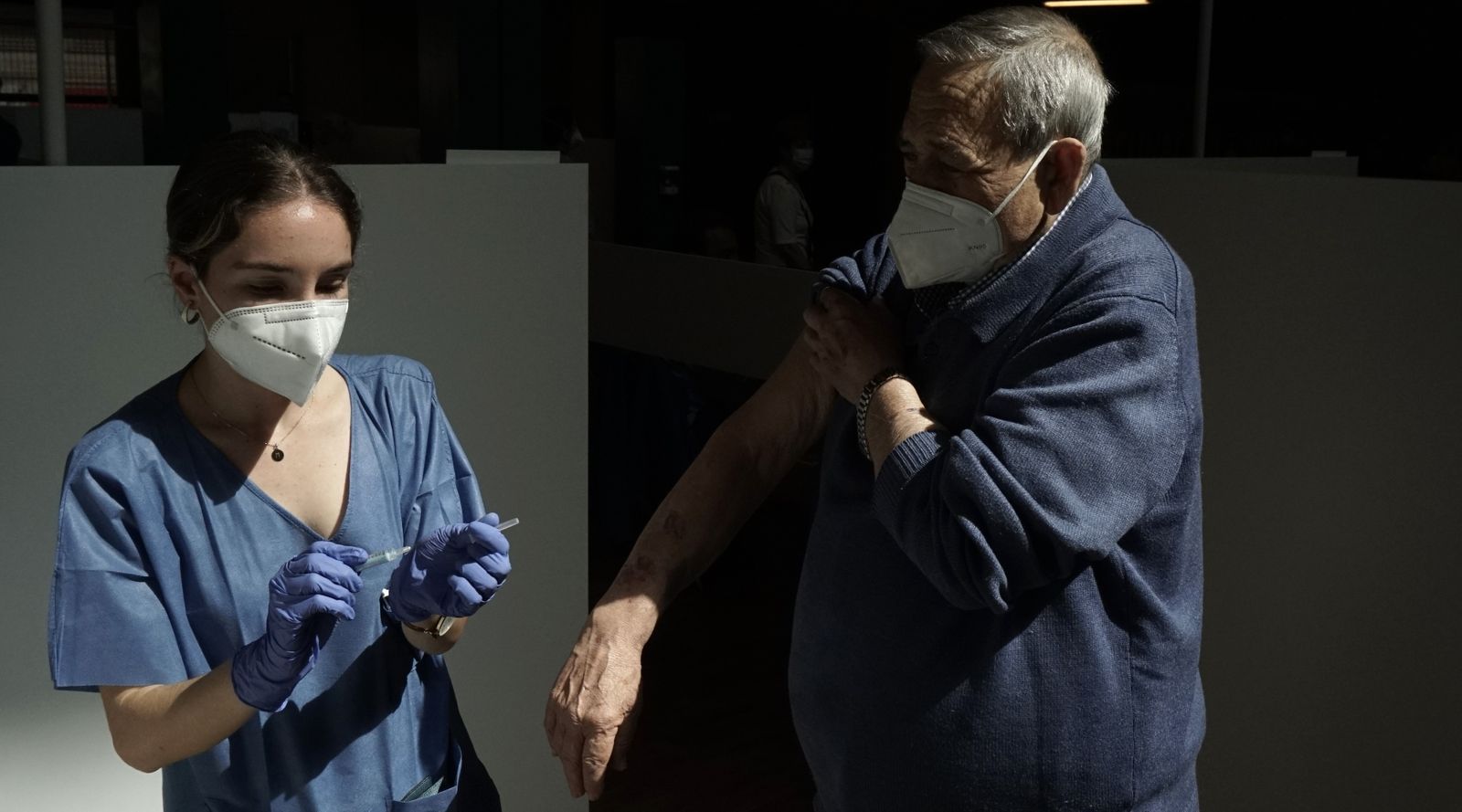 Imágenes de la vacunación de mayores en el Estadio de la Cartuja