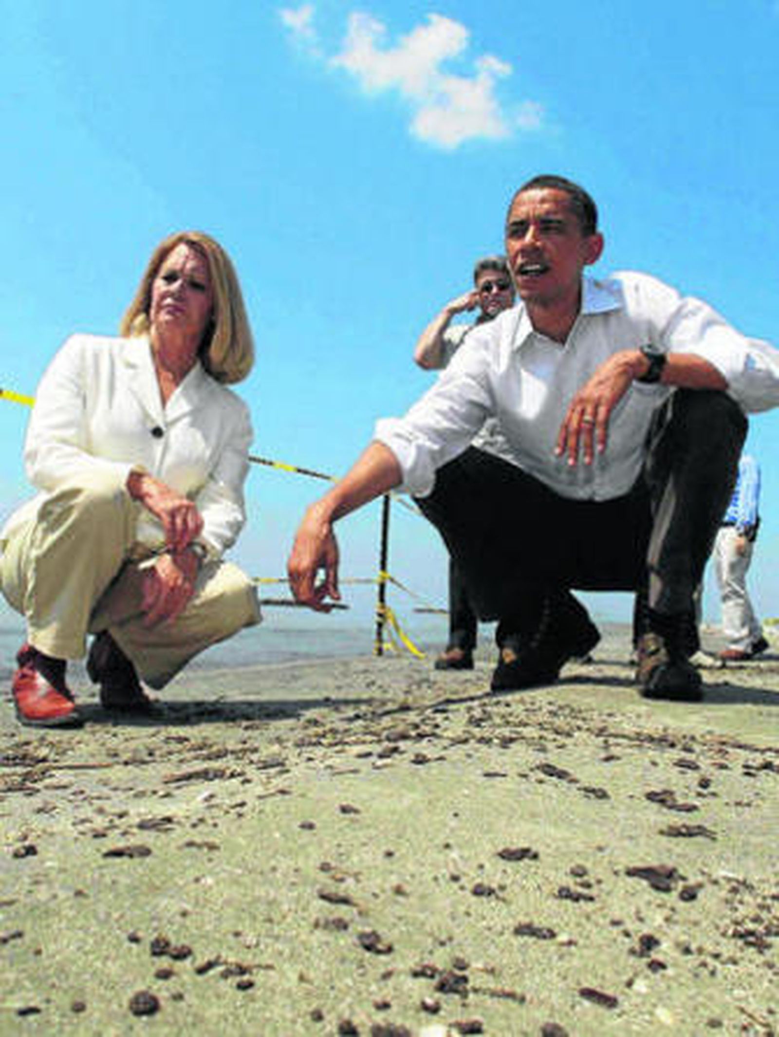 Obama contempla una playa de Luisiana afectada por el vertido.