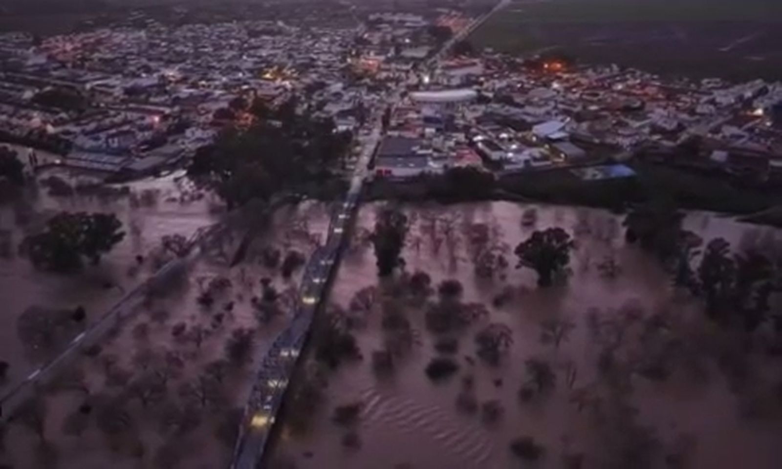 Así está La Barca de la Florida vista desde el cielo, rodeada por la crecida del Guadalete