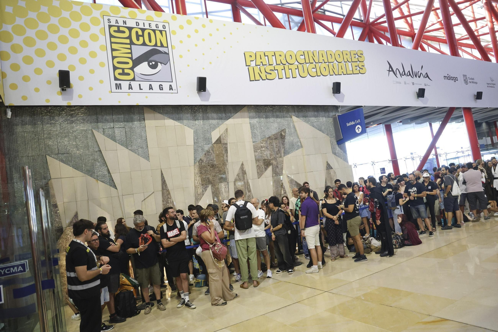 Colas en el interior del Palacio de Ferias por la Comic-Con.