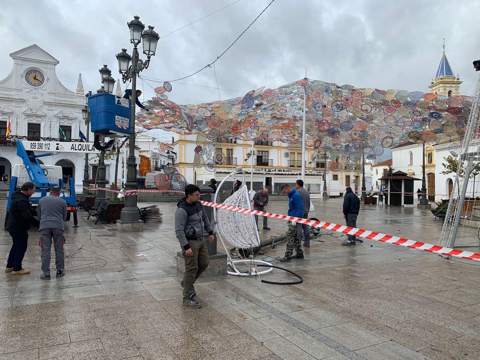 Operarios trabajan para restituir el alumbrado navideño.