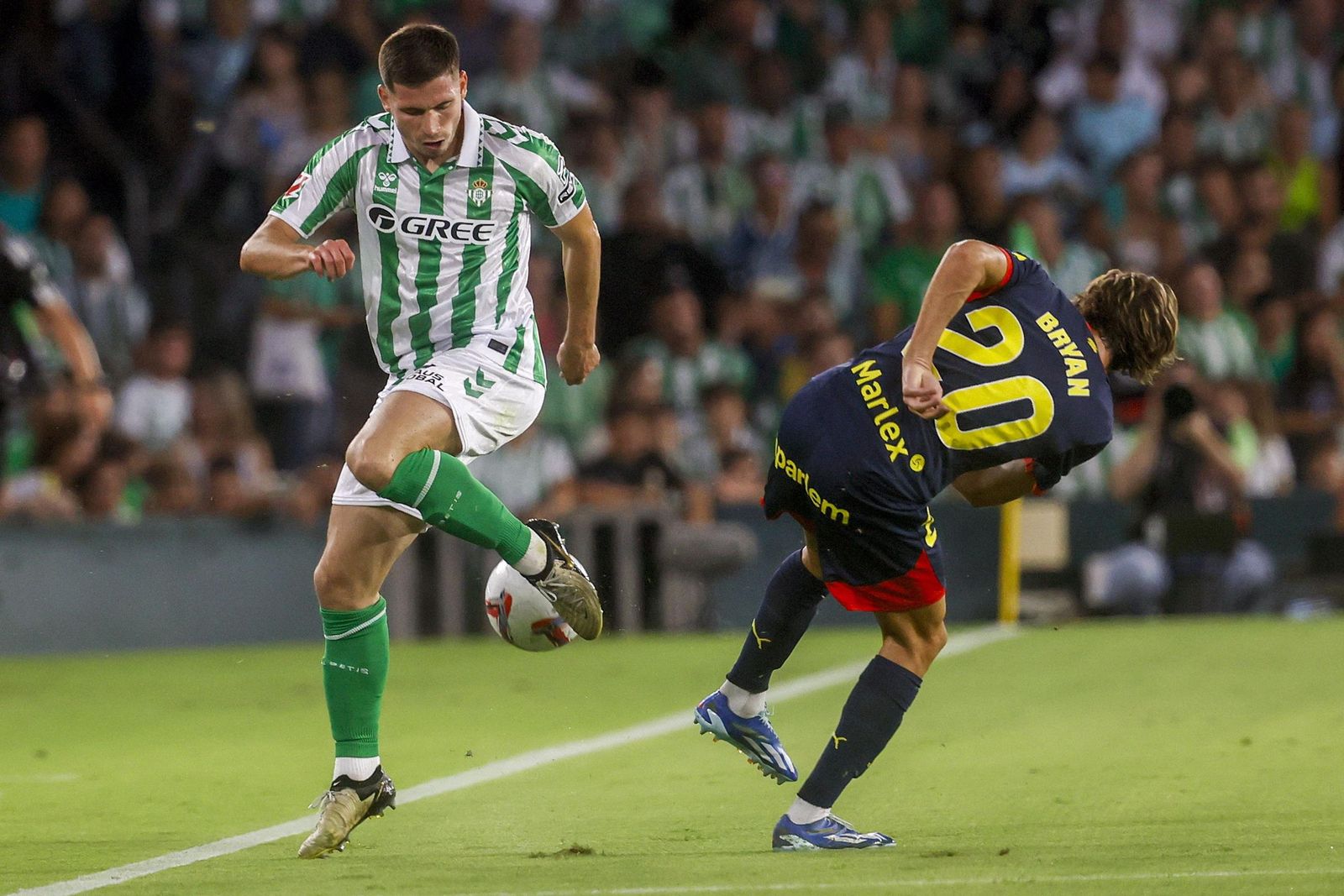Romain Perraud 'bailando' con Bryan Gil.