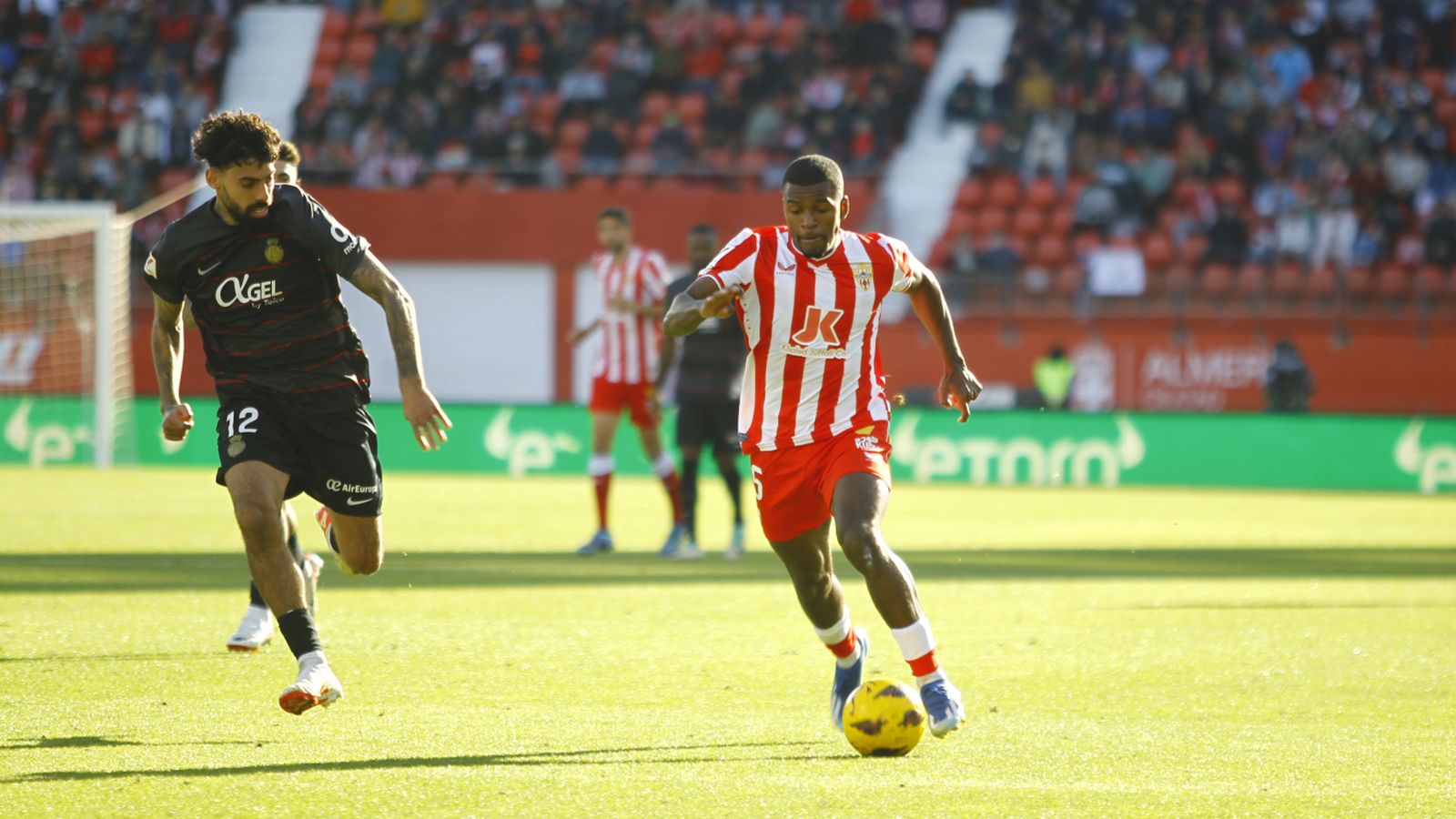 Sergio Akieme cabalga por la banda con Samú Costa, su excompañero, a su lado