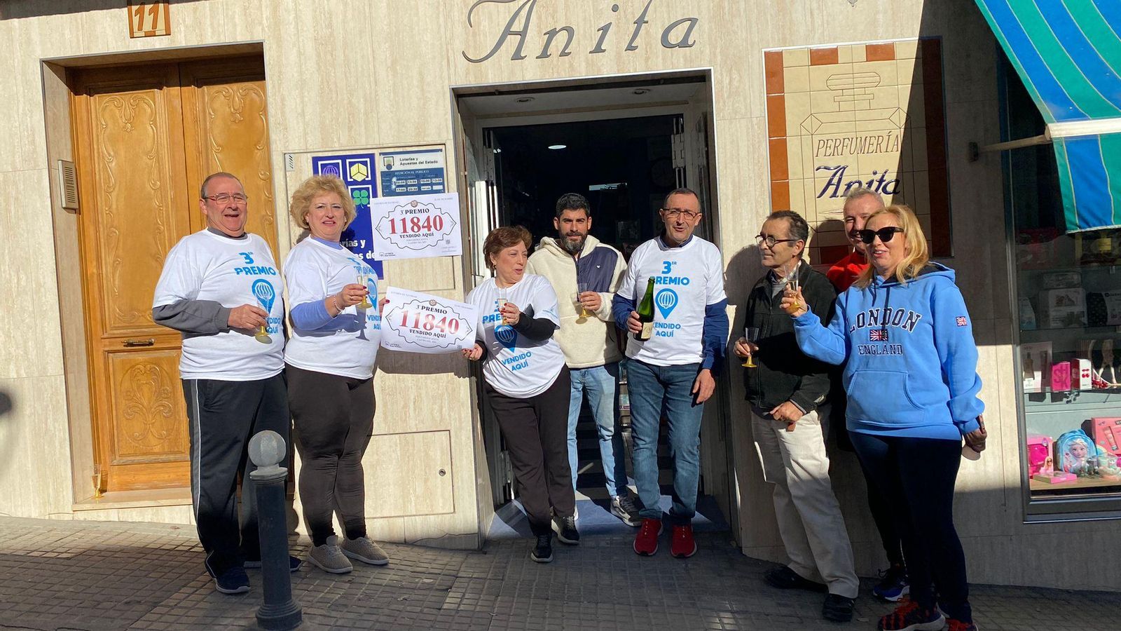 Varias personas celebran en la droguería Anita de Castro del Río el tercer premio de la Lotería de Navidad Varias personas celebran en la droguería Anita de Castro del Río el tercer premio de la Lotería de Navidad