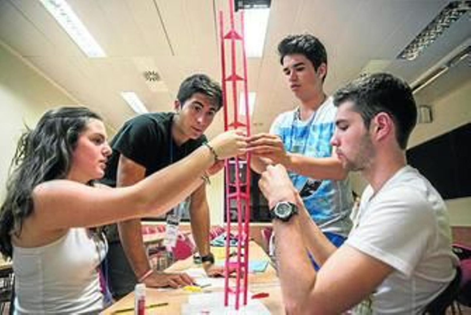 Varios alumnos supervisan un proyecto.