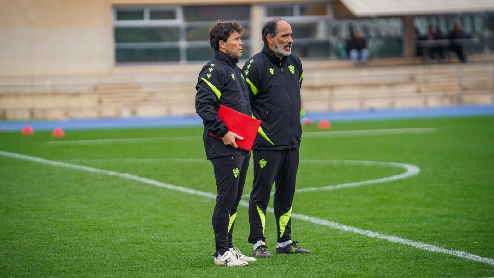 Joan Francesc Ferrer 'Rubi' y Jaume Torras dialogan en un entrenamiento del equipo en el Anexo.