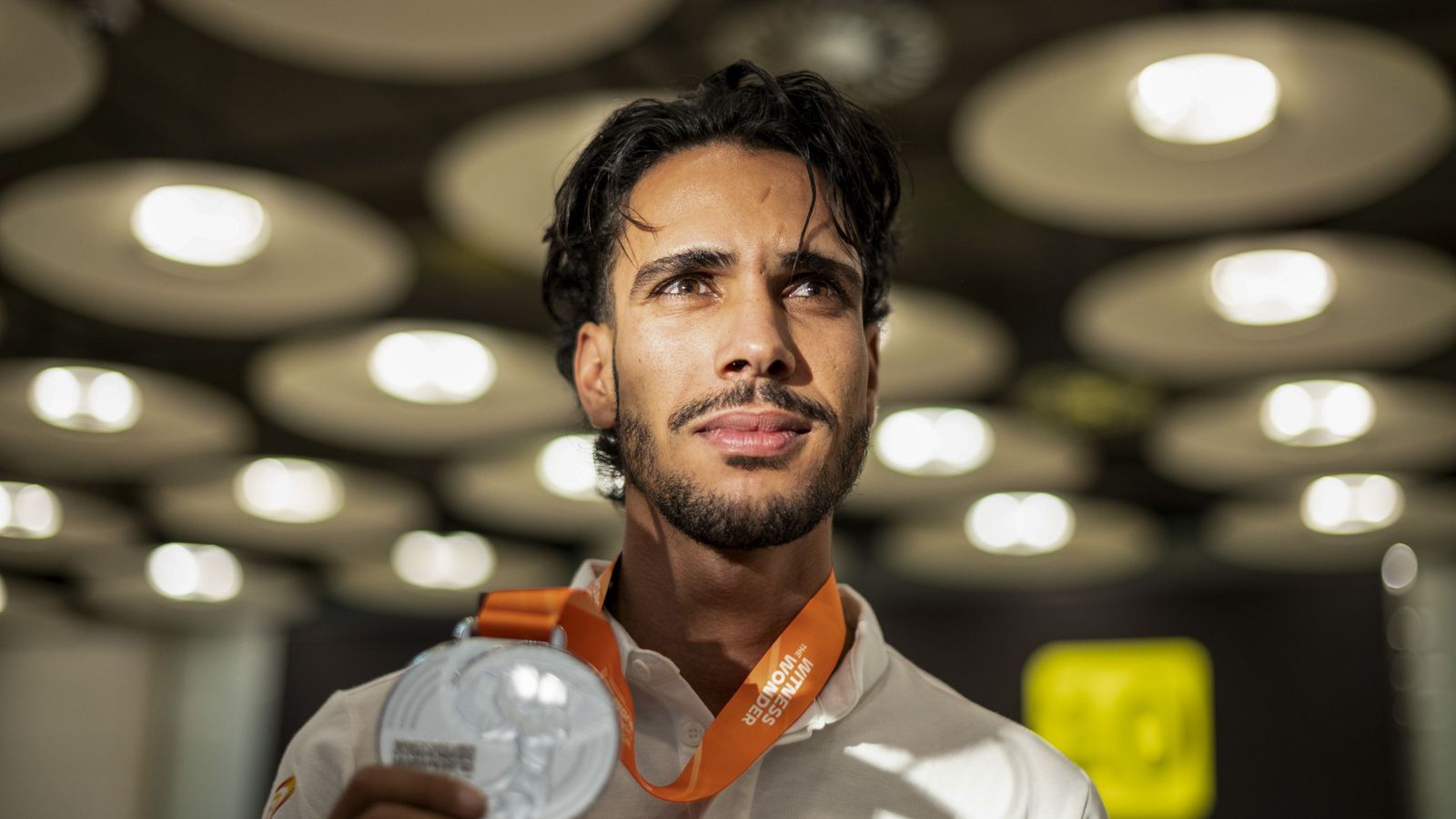 Mo Katir muestra su medalla de plata como subcampeón mundial de los 5.000 metros.
