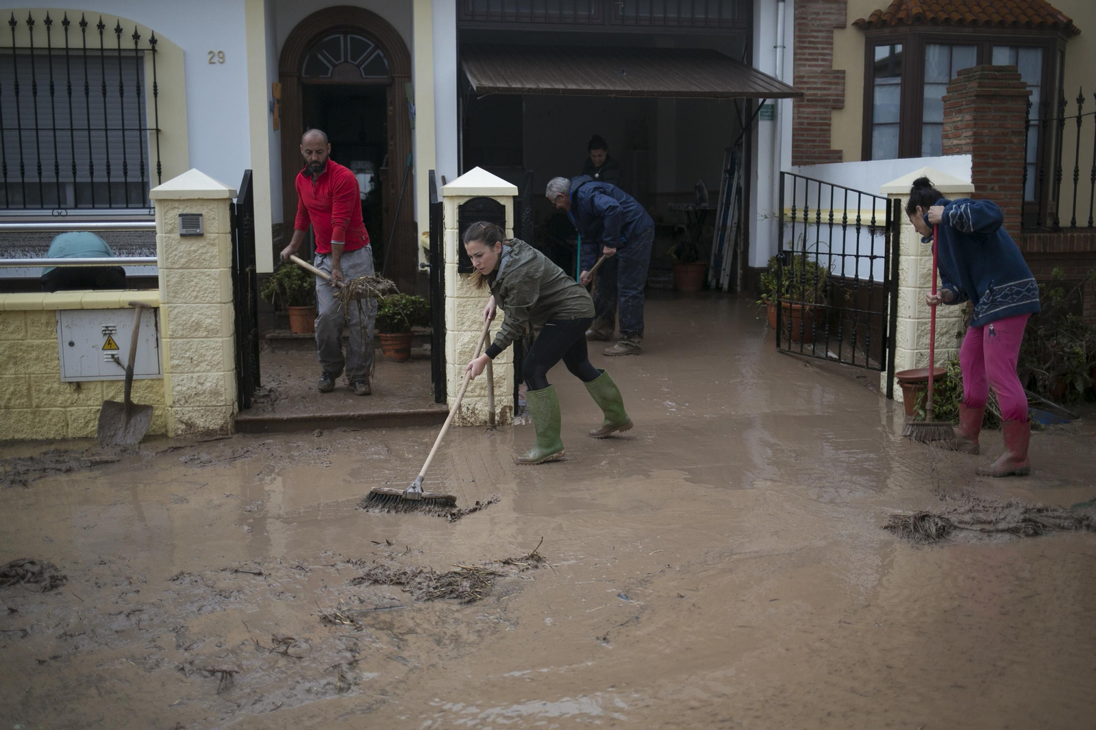 Trabajo de varios vecinos para ayudar a una vecina durante las inundaciones. Trabajo de varios vecinos para ayudar a una vecina durante las inundaciones.