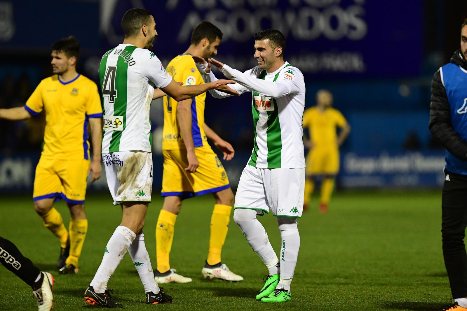 Reyes saluda a Álex Vallejo al final del partido en Alcorcón.