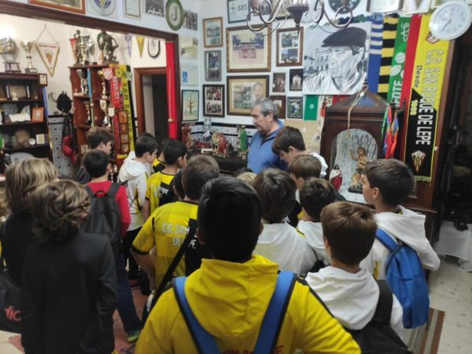 Jóvenes durante las Jornadas Divulgativas de la Casa Museo Castillo de Lepe.