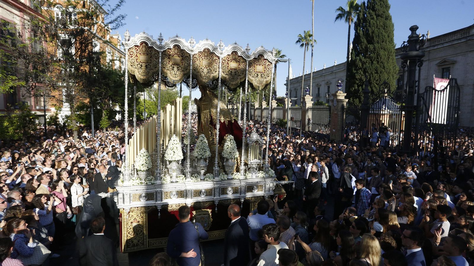 El palio de la Virgen de la Angustia de los Estudiantes por la calle San Fernando