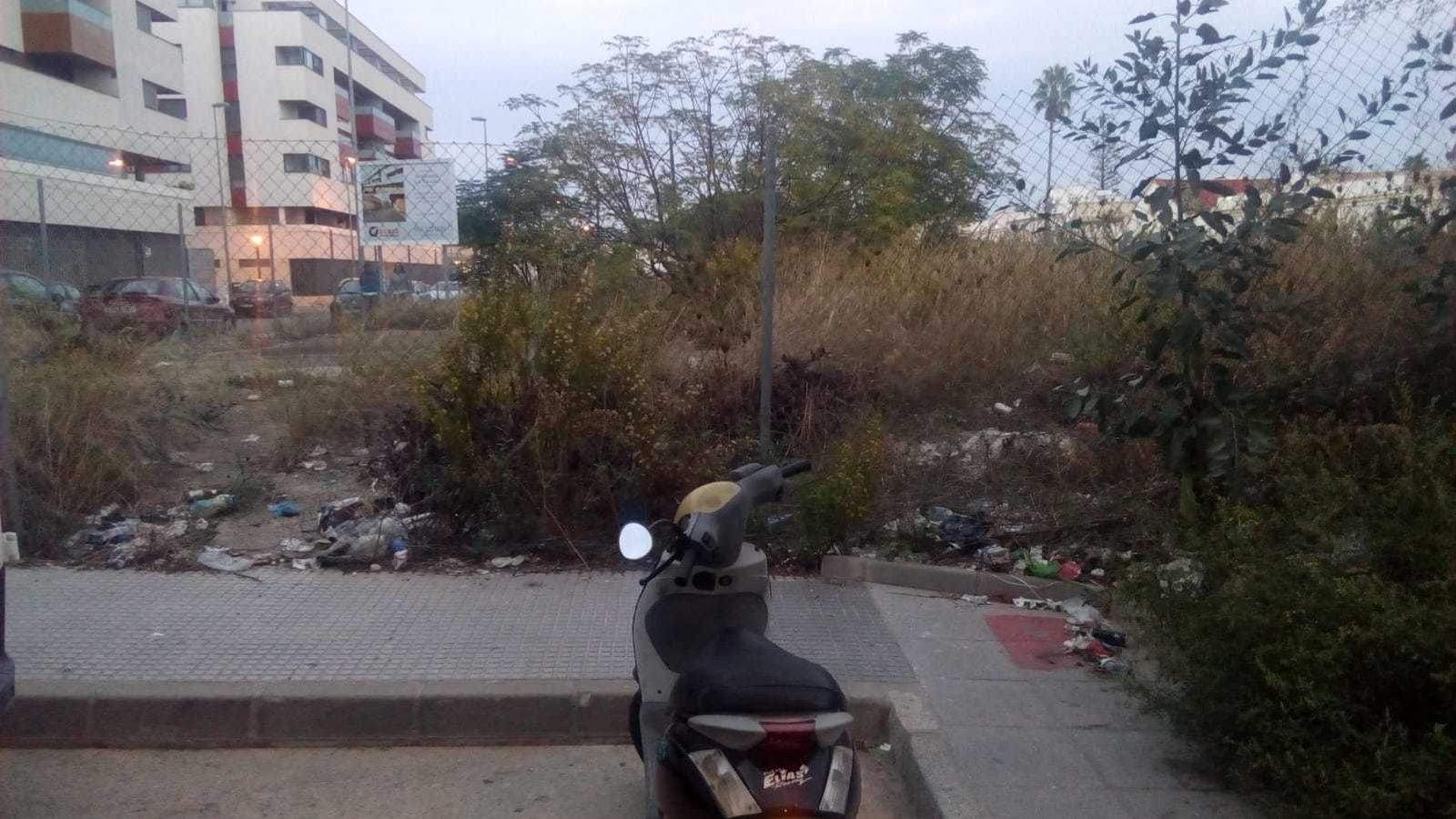 La suciedad de acumula en los solares junto a los edificios