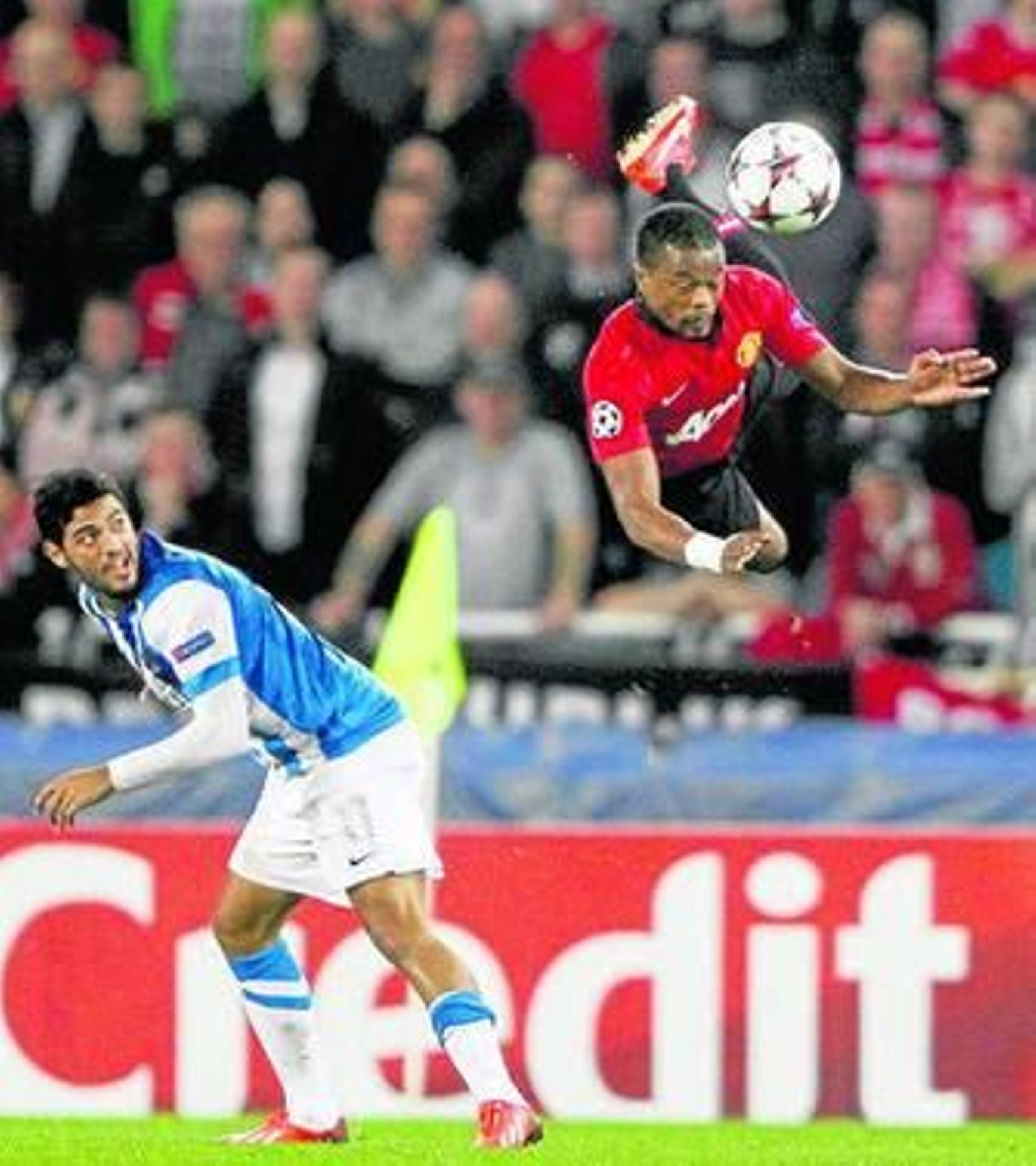 Evra salta acrobáticamente por encima del mexicano Carlos Vela. Evra salta acrobáticamente por encima del mexicano Carlos Vela.
