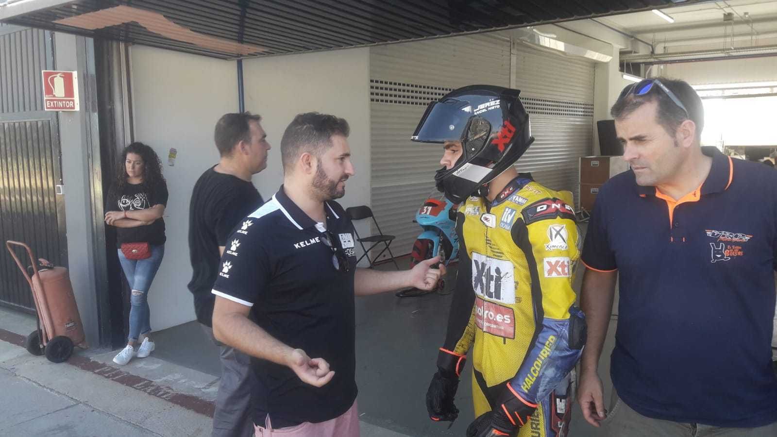 Héctor Faubel da algunas indicaciones a Fau Cañero en Cheste.