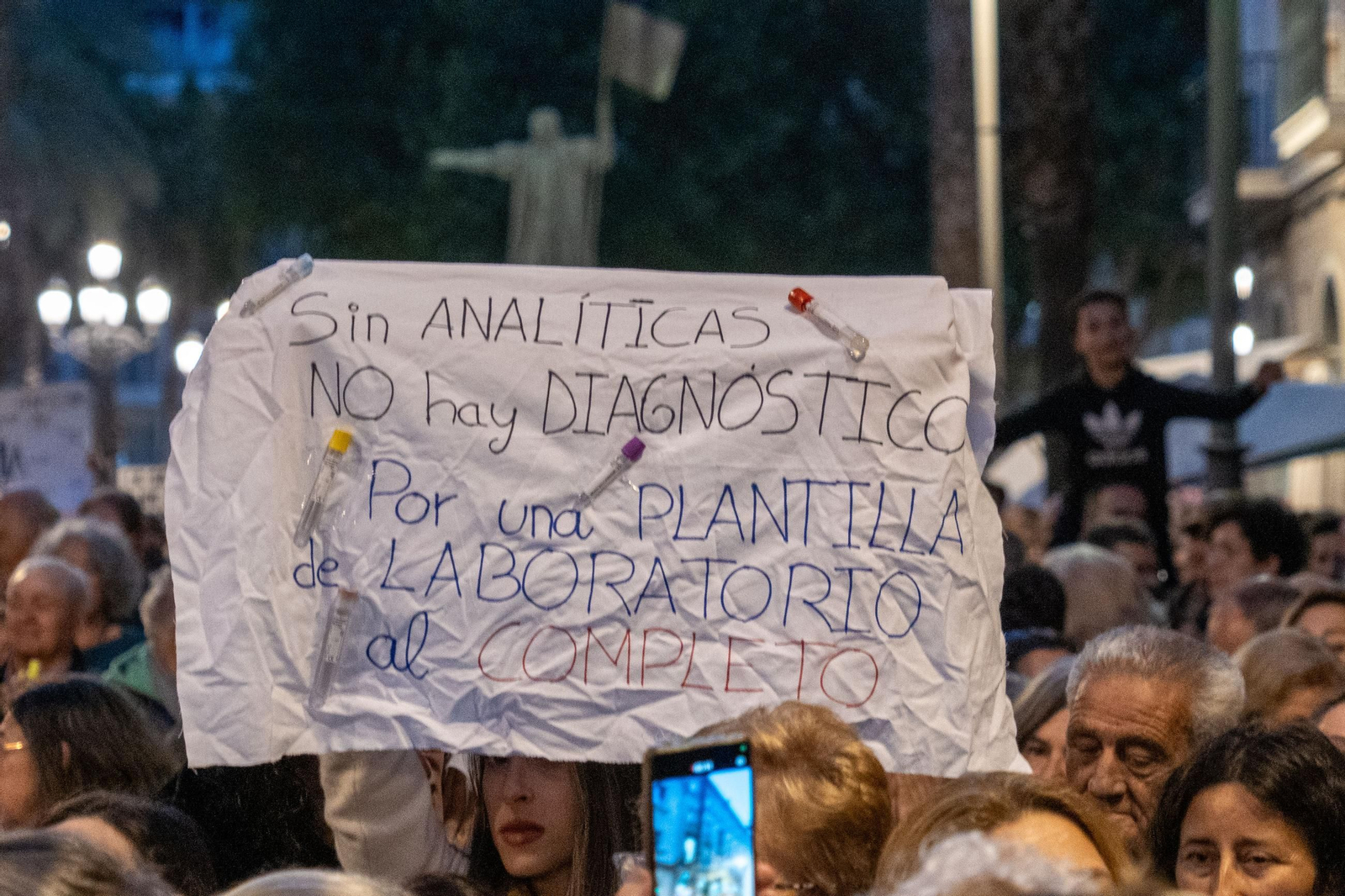 Imágenes de la concentración por la sanidad frente a la delegación