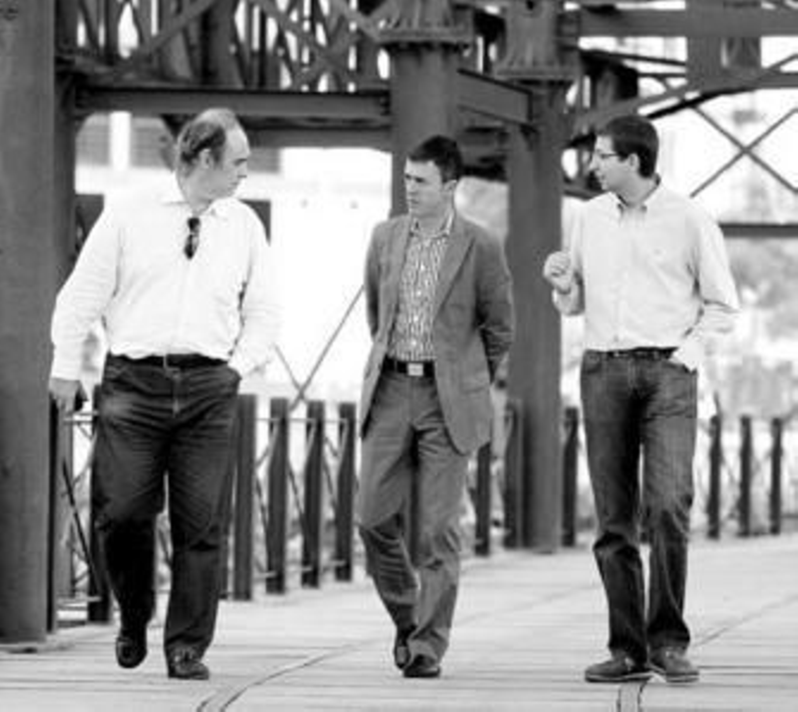 Alcaraz pasea junto a Paco Gamero, jefe de deportes, y Antonio Carrasco, redactor de Huelva Información.