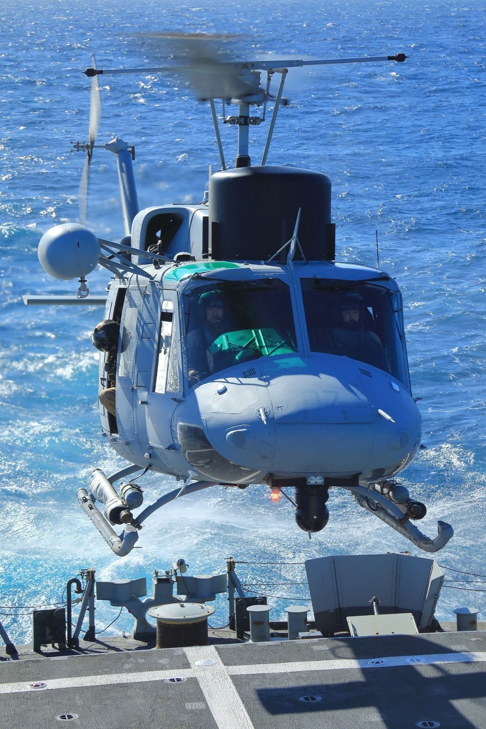 Un AB212 modernizado sobre cubierta de vuelo.