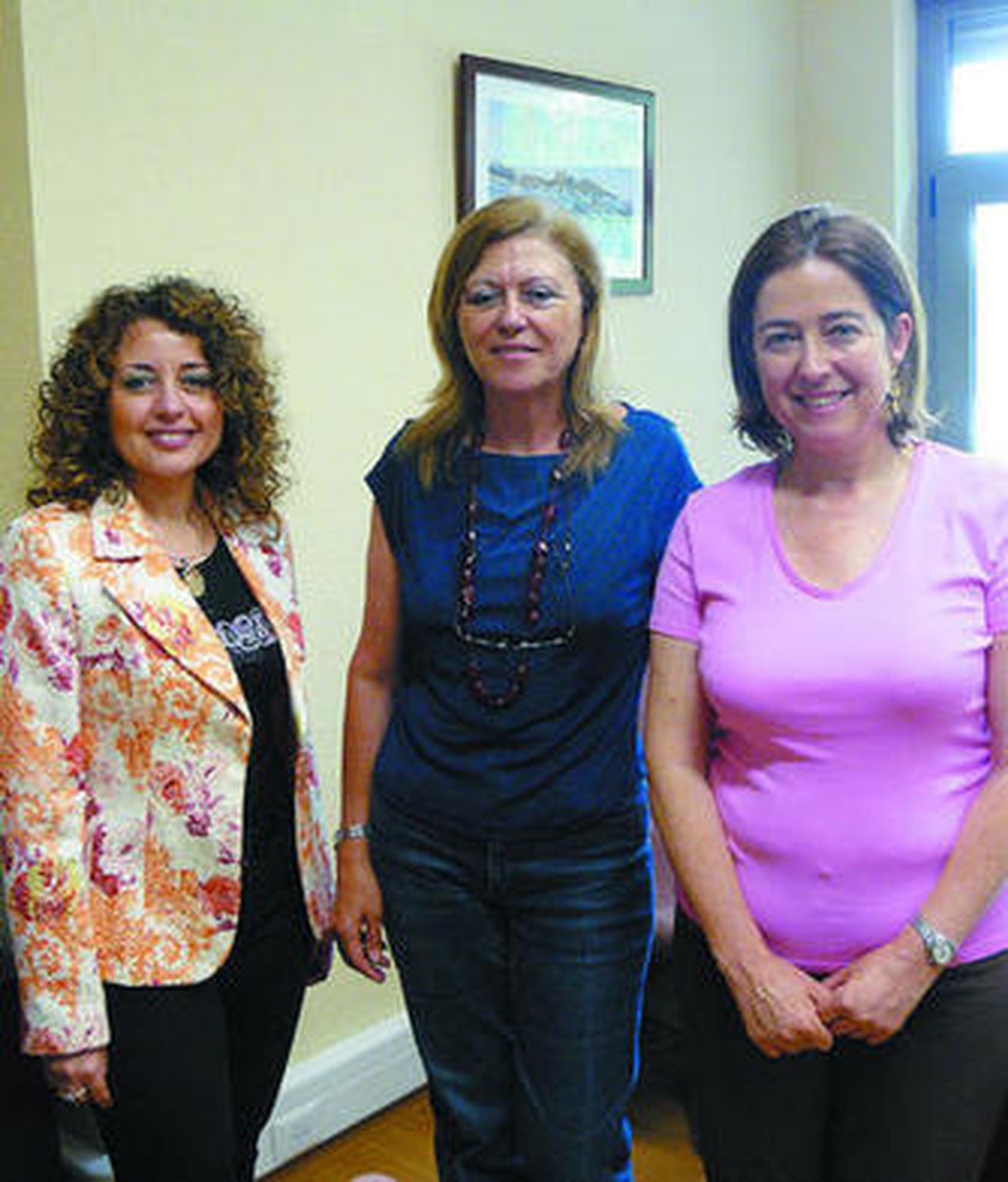 Josefa Márquez (centro) junto a miembros del Comisionado.