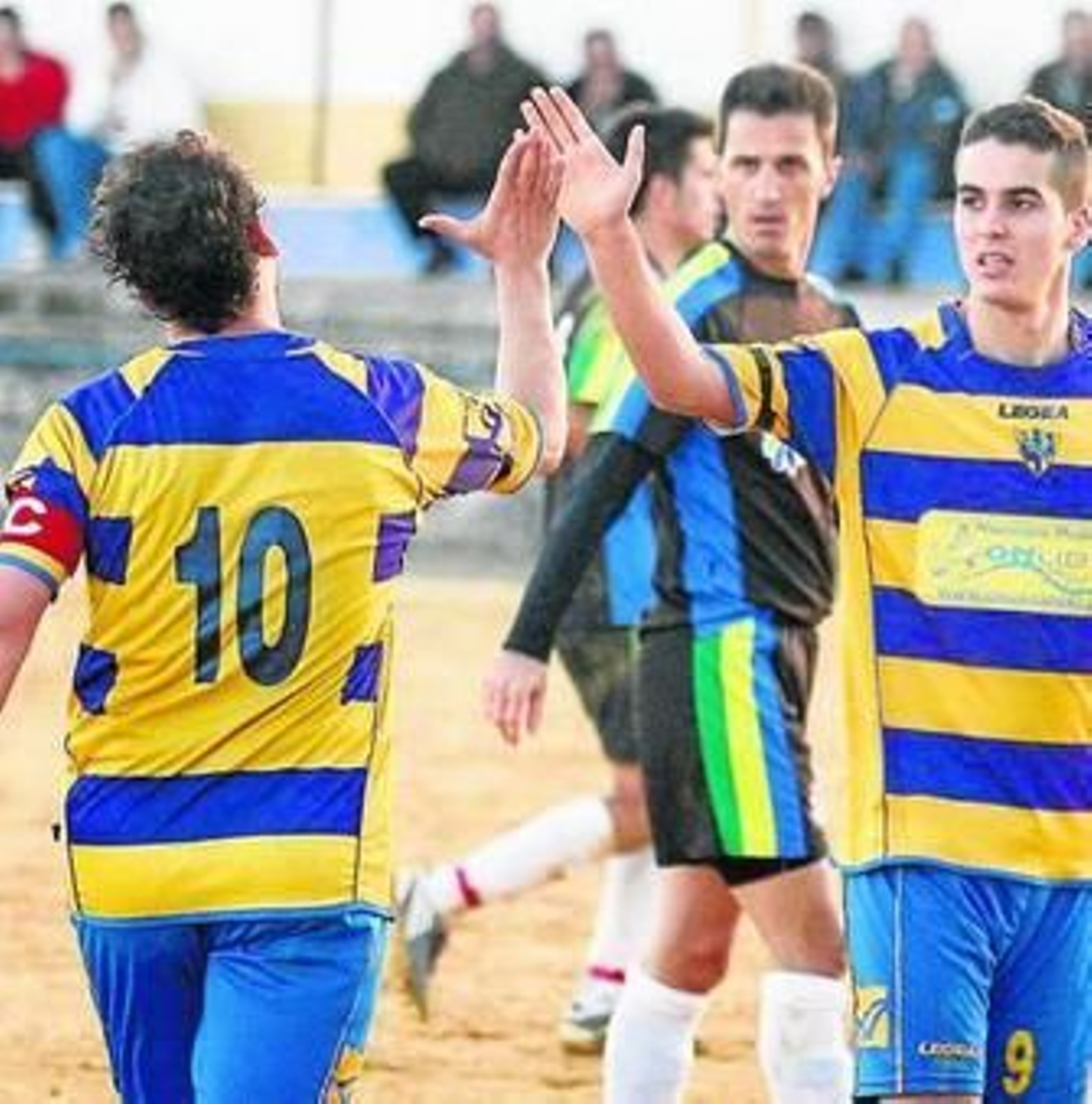 El capitán Coto, con el 10, saluda a un compañero en un duelo anterior.