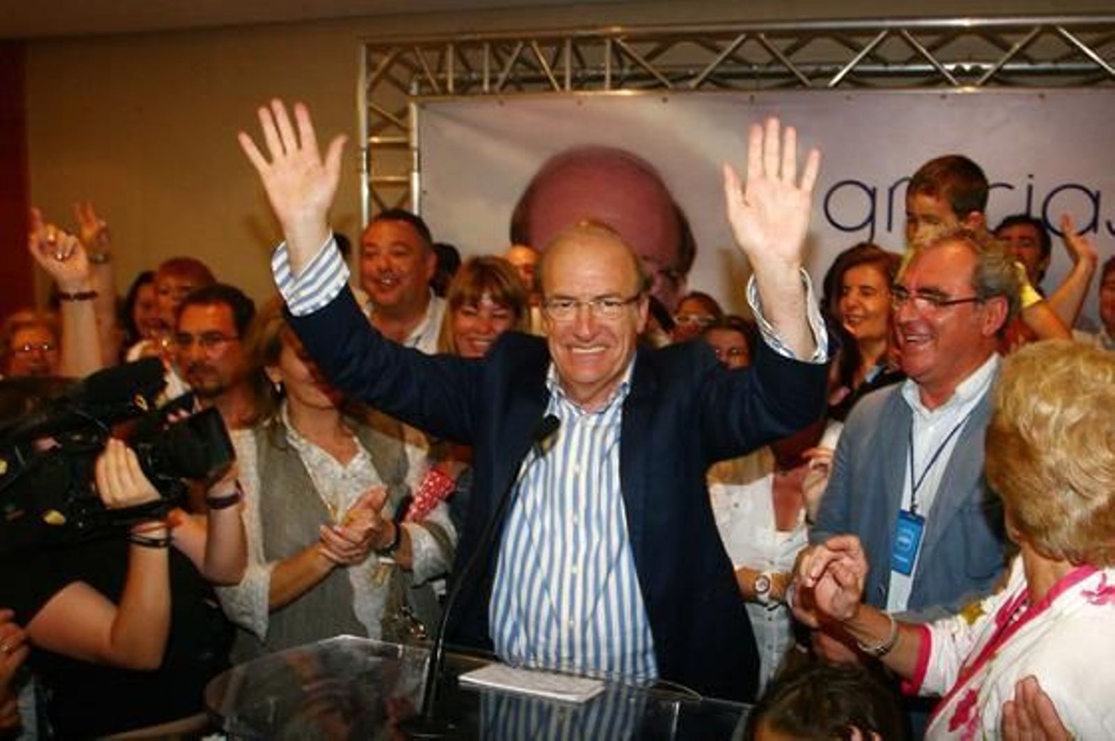 Pedro Rodríguez se dirige a sus votantes tras conocer los resultados de las elecciones./Alberto Domínguez