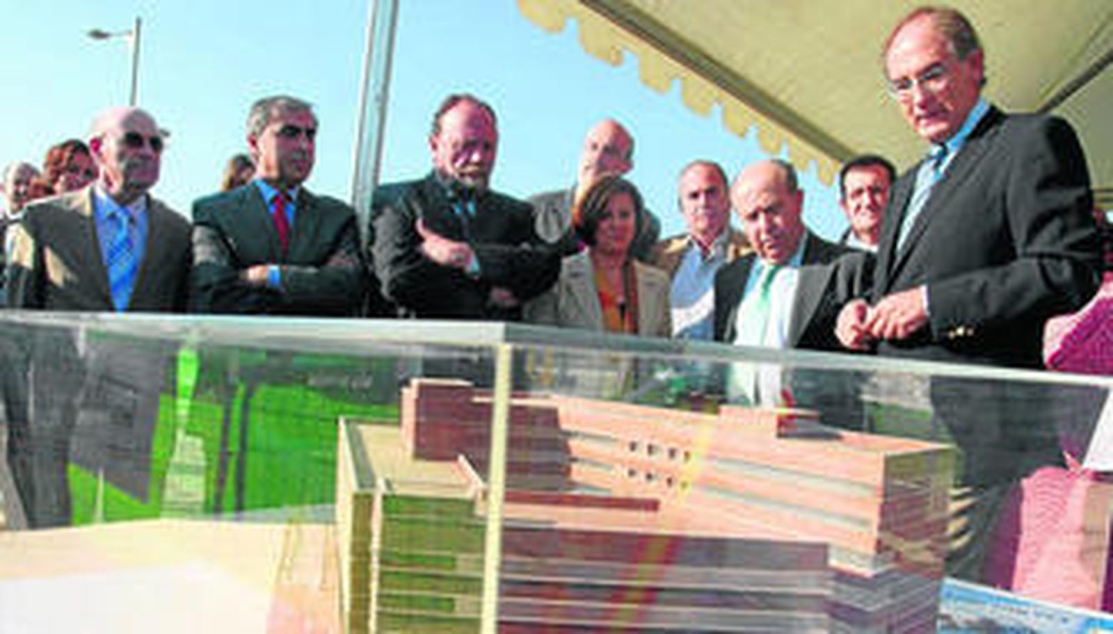 El acto de colocación de la primera piedra contó con representantes políticos, de la Universidad y del propio Parque Tecnológico.