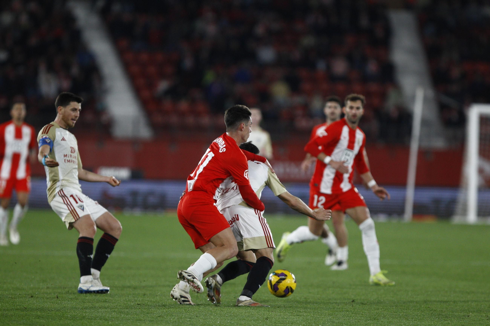 La U.D. Almería se impone por 1-0 al C.D. Mirandés y alcanza la segunda plaza, en imágenes