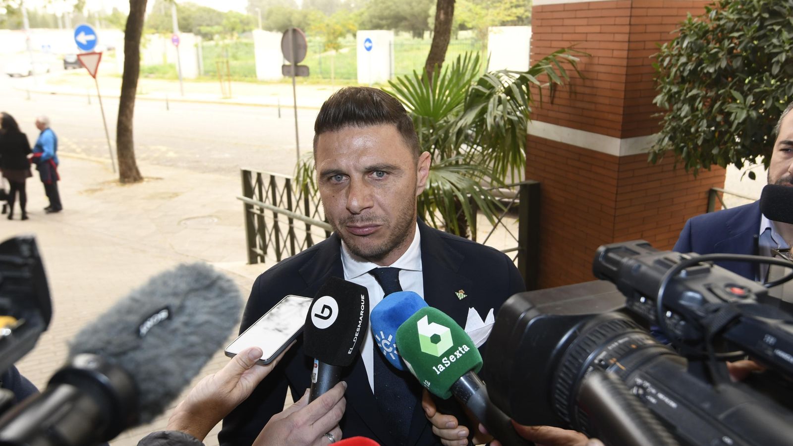 Joaquín atiende a los medios de comunicación presentes en el tanatorio de la SE-30.