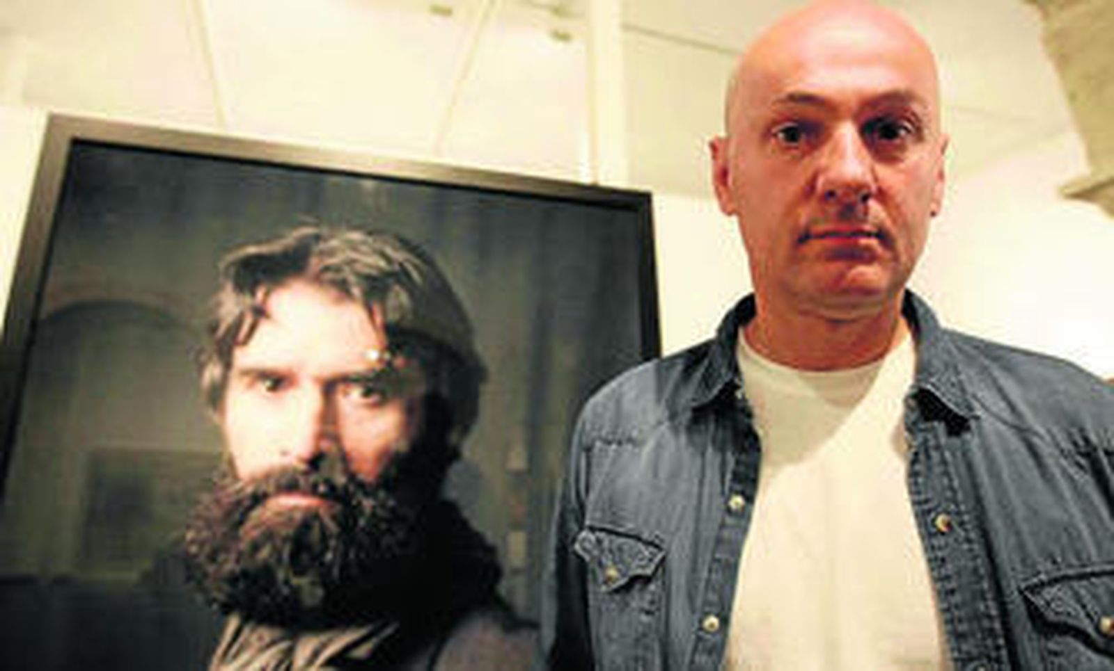 Pierre Gonnord junto a uno de los retratos que expone en el CAF en Almería.