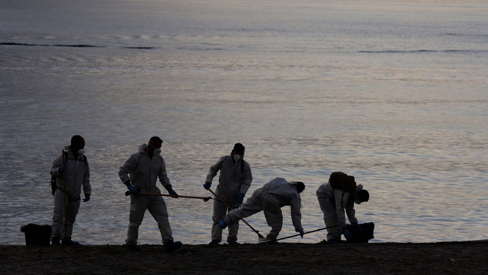 Fotos de las labores de limpieza en la playa de Santa Barbara por el nuevo vertido del 'OS 35' en La Línea