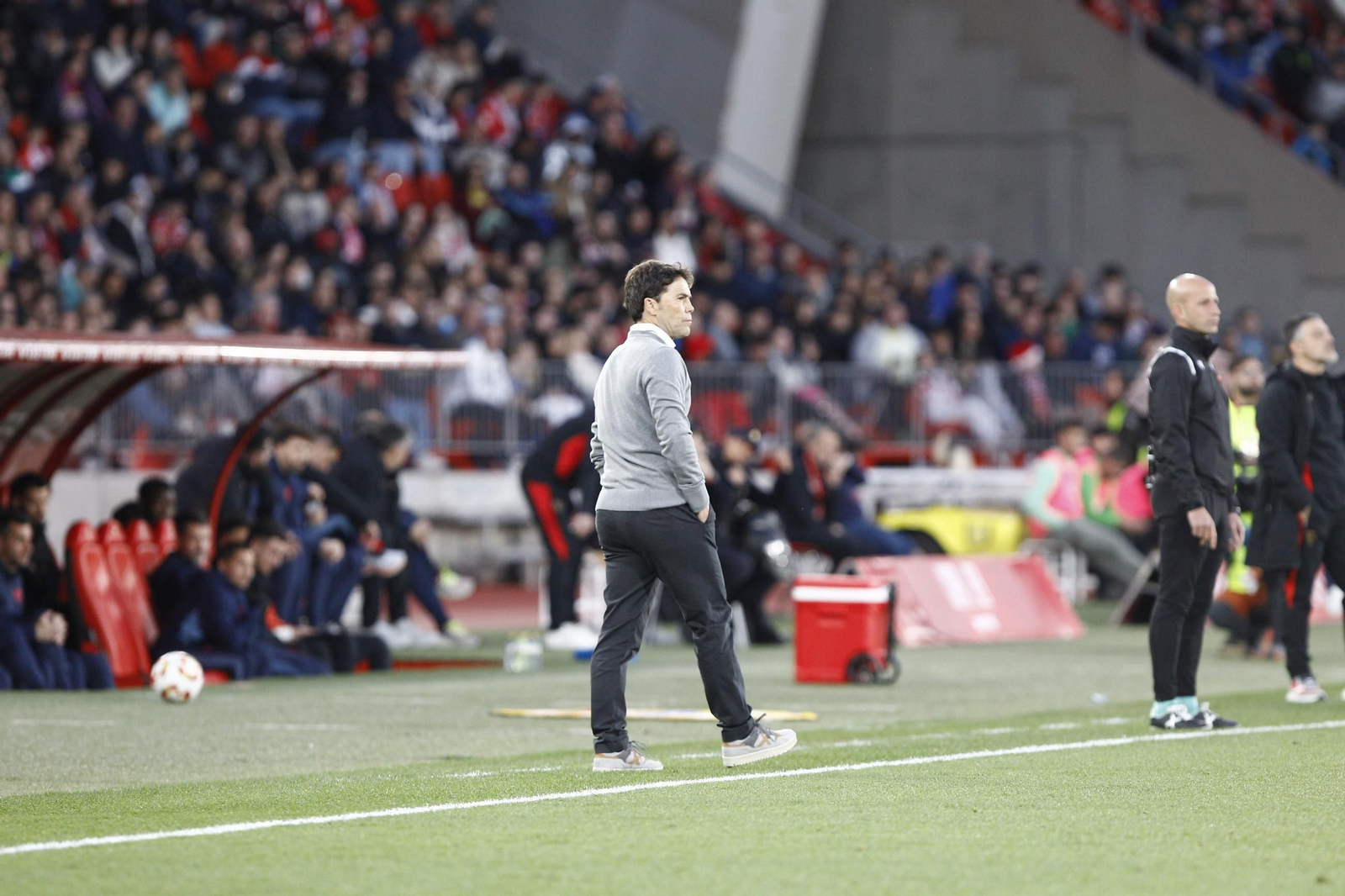 El técnico del conjunto rojiblanco observa el encuentro de Copa del Rey frente al Sevilla desde la banda del Estadio de los Juegos Mediterráneos.
