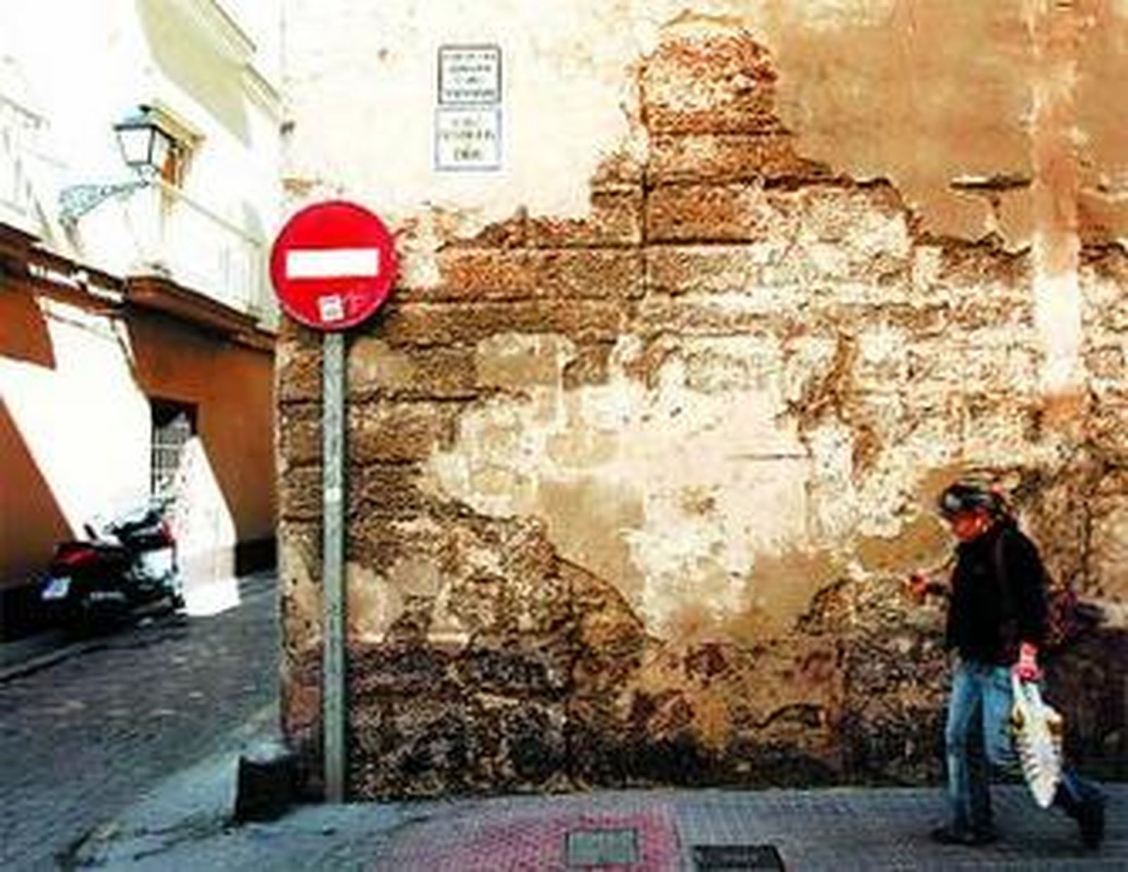 Deterioros en la parte lateral de la iglesia del Carmen.