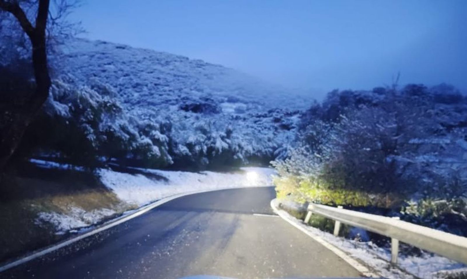 Una carretera nevada en la Subbética cordobesa.