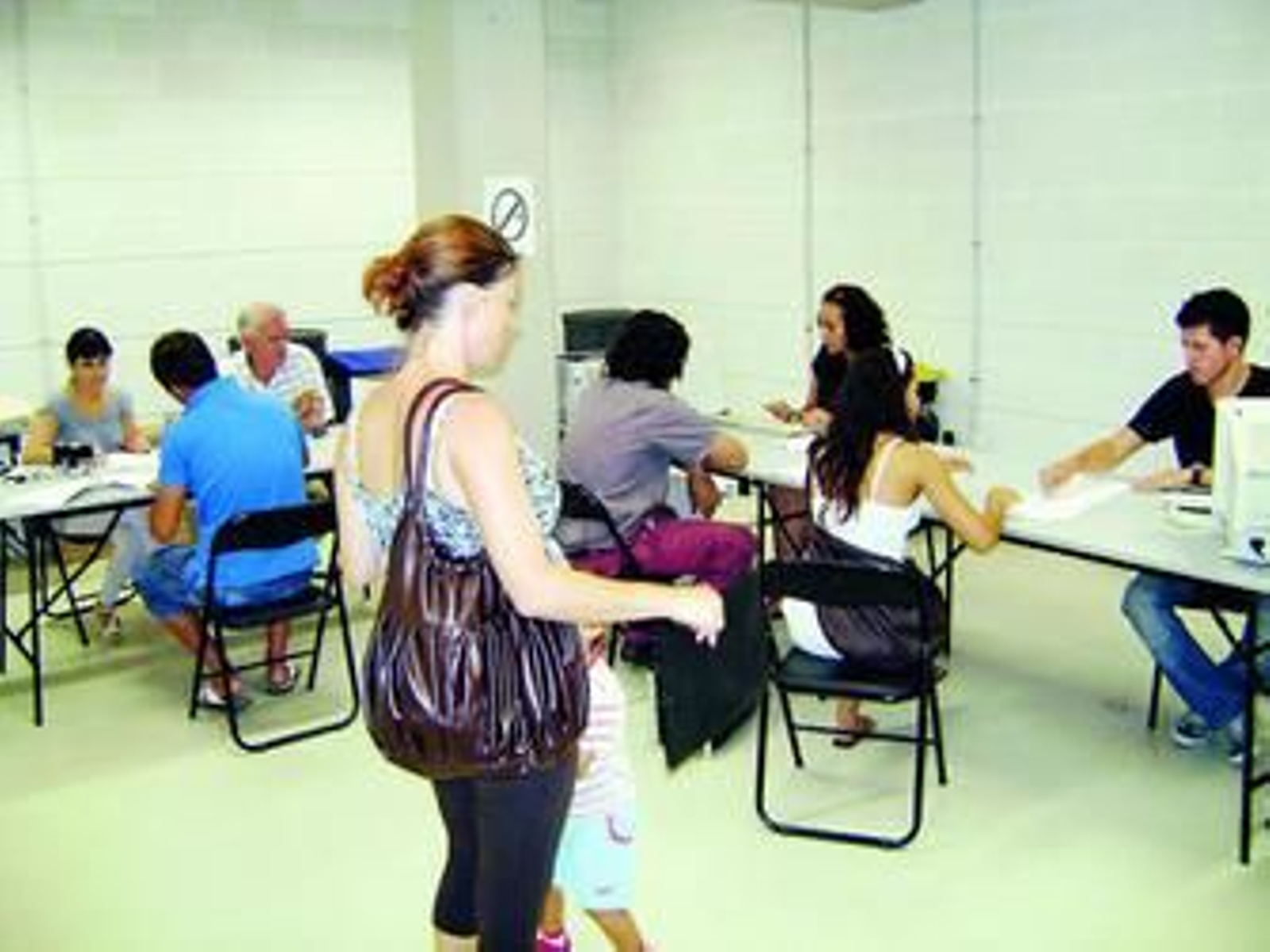 Interesados presentan su solicitud en Almería XXI. Al fondo, Juan Meg¡no, que visitó la oficina municipal.