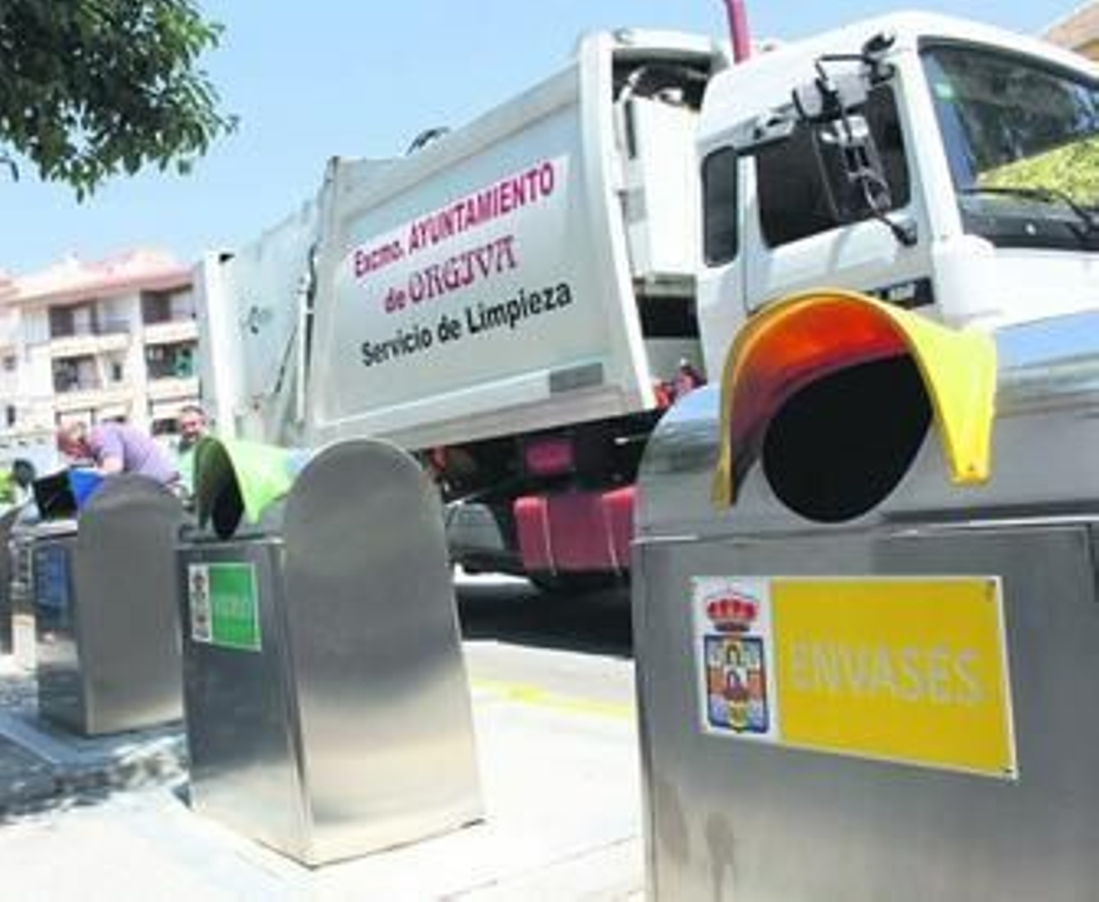 El camión de la basura en pleno servicio antes de que se estropeara.