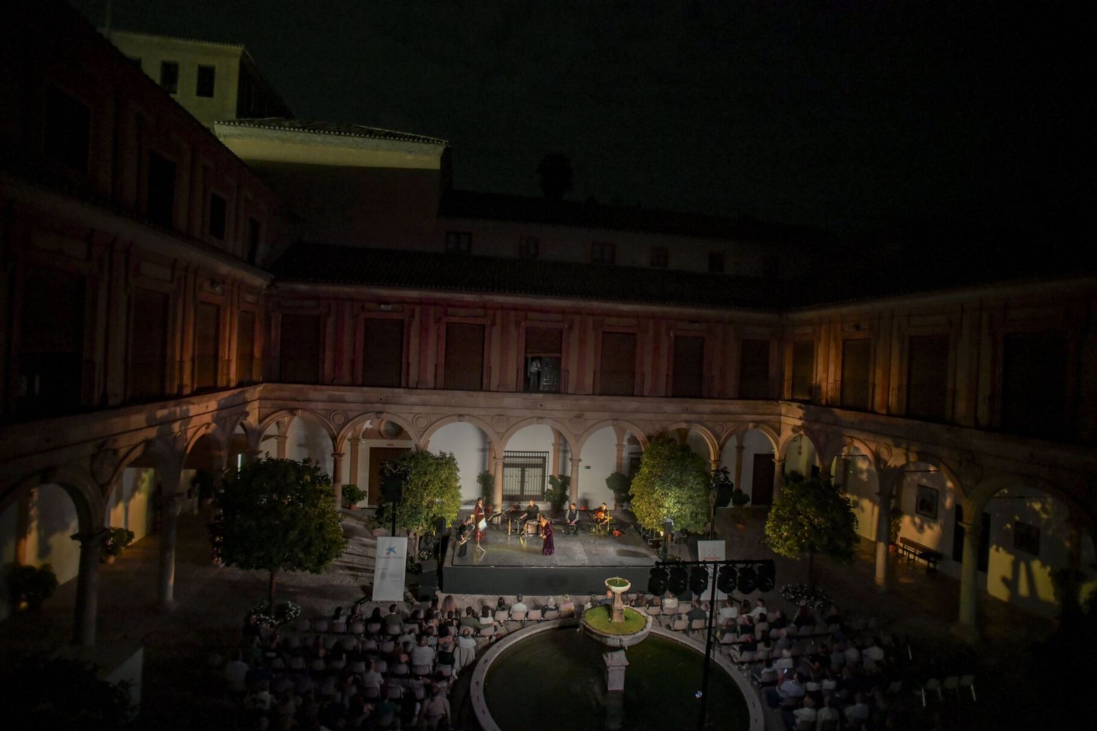 El flamenco de Fuensanta La Moneta hace vibrar la Abadía del Sacromonte: las mejores imágenes