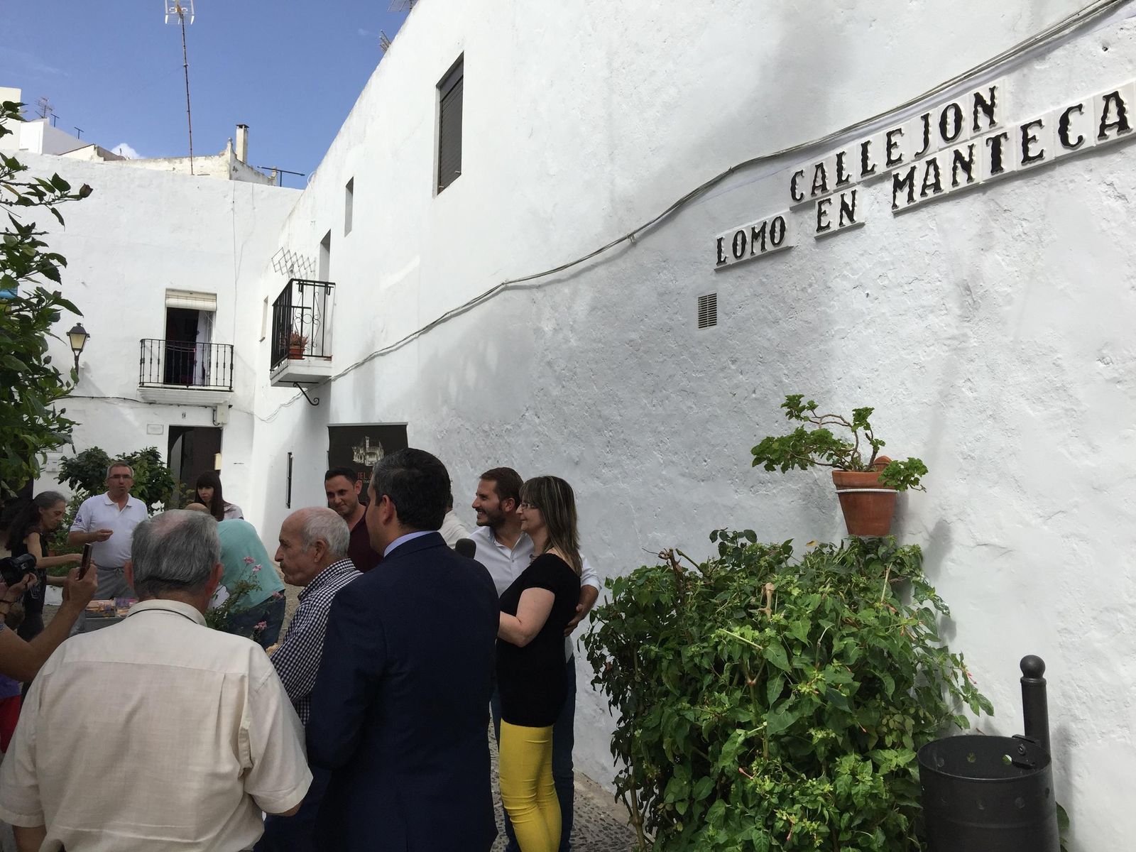 El alcalde de Vejer compartió con los vecinos y algunos carniceros de la población la rotulación de este callejón.