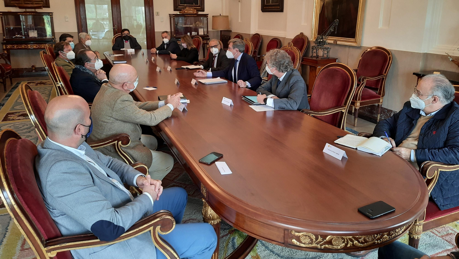 Un momento de la reunión del Puerto con la Confederación, los arroceros y los regantes sobre el estuario.