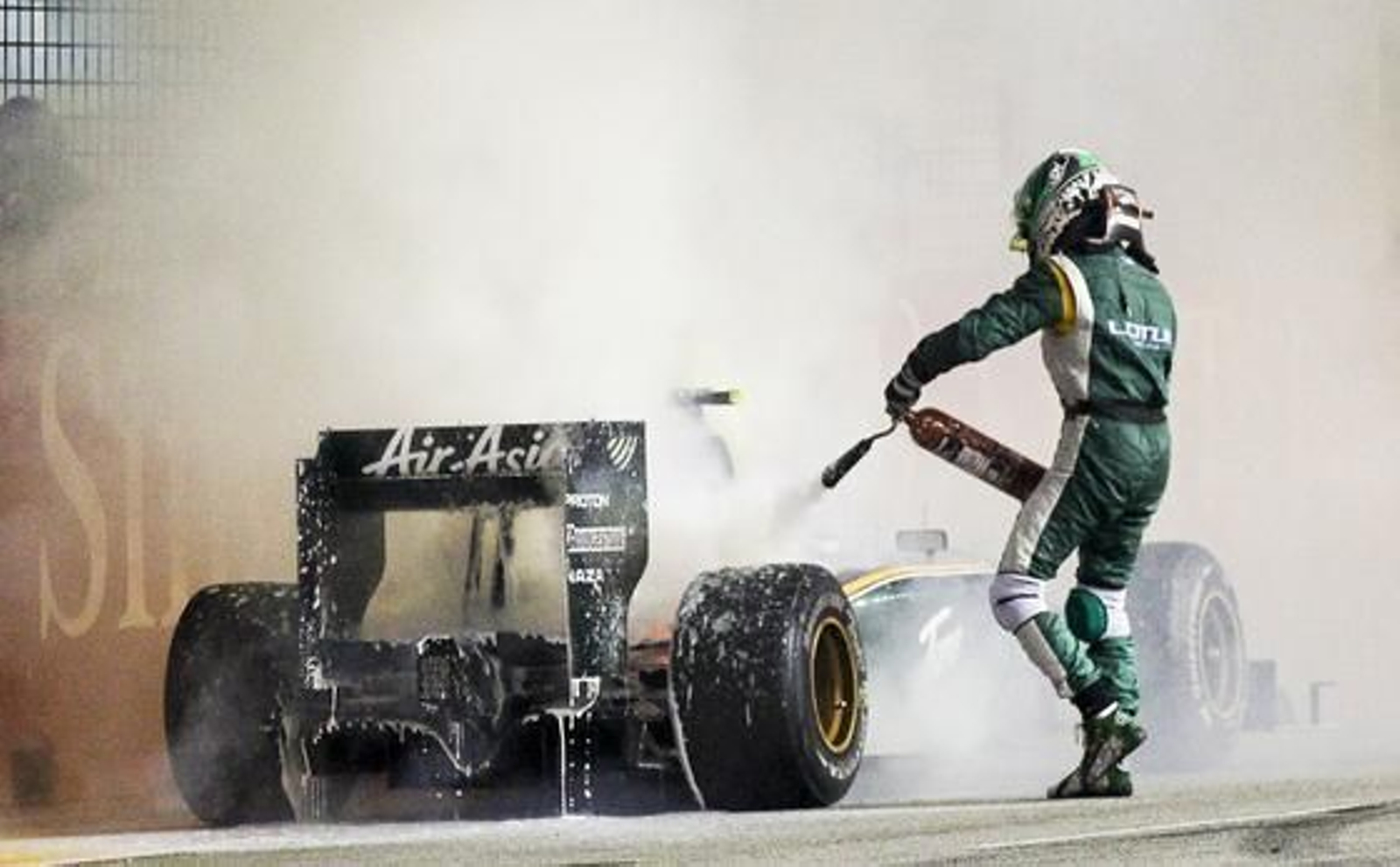 Kovalainen apaga el motor de su Lotus tras incendiarse. / EFE