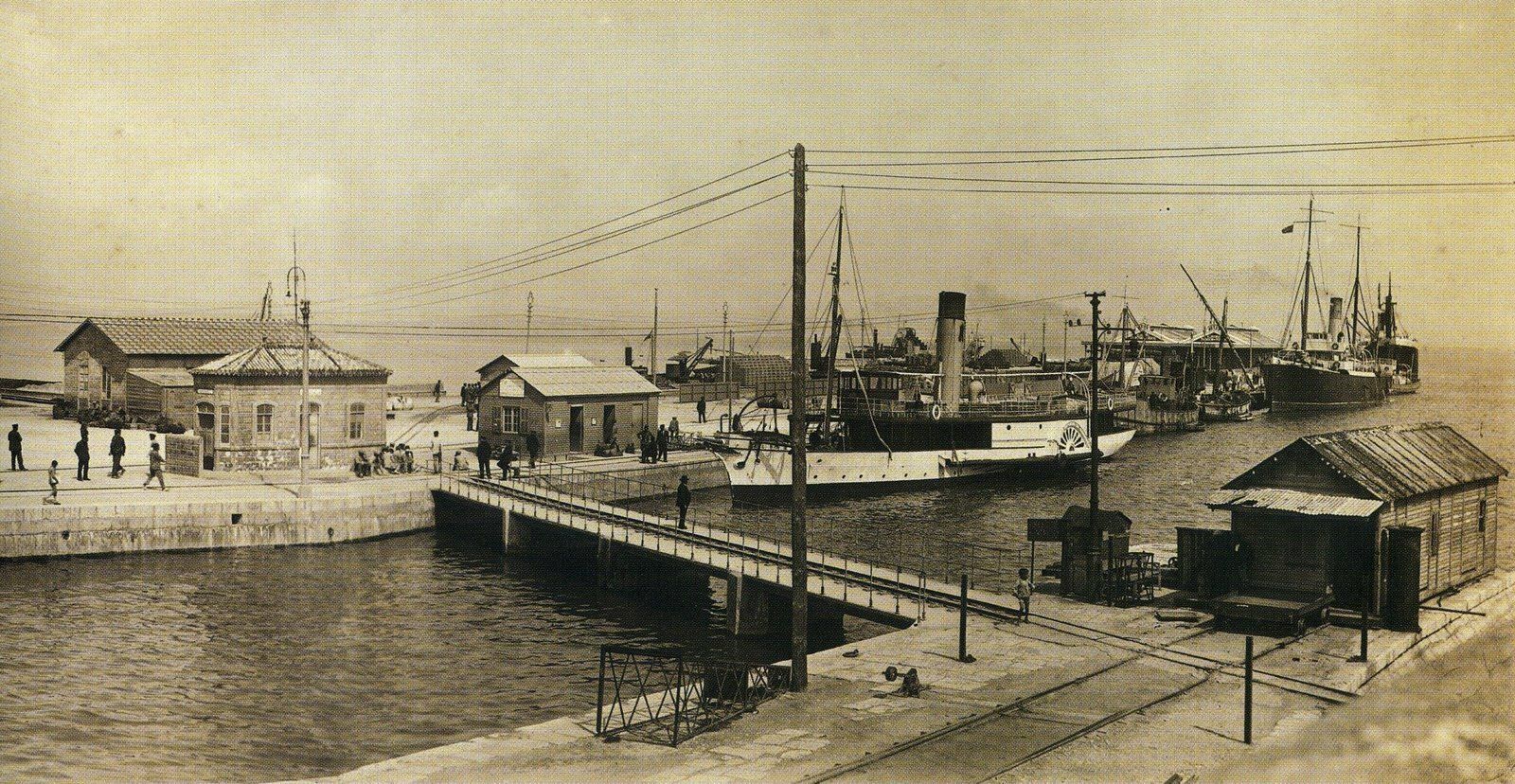 Vapores atracados en el puerto algecireño en la segunda década siglo XX.
