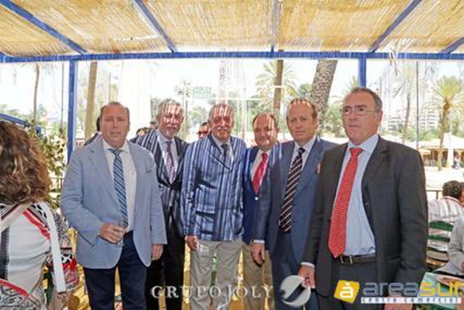 El director comercial de Diario de Jerez y Diario de Cádiz Benjamín Sánchez posa junto a Marcos Camacho, decano del Colegio de Abogados; Jesús Pellón, Federico Fernández, Miguel Burgada y Calixto Alonso.

Foto: Vanesa Lobo
