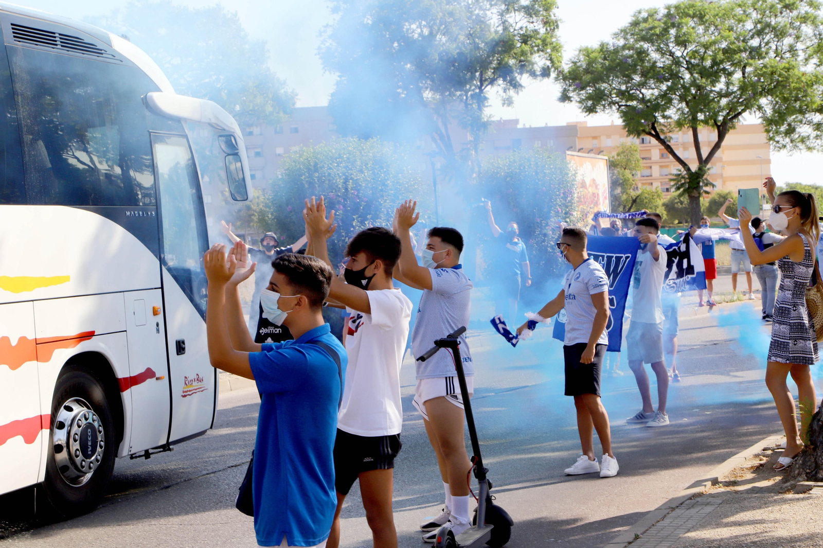 Los aficionados del Xerez DFC despiden al equipo en la salida hacia Marbella