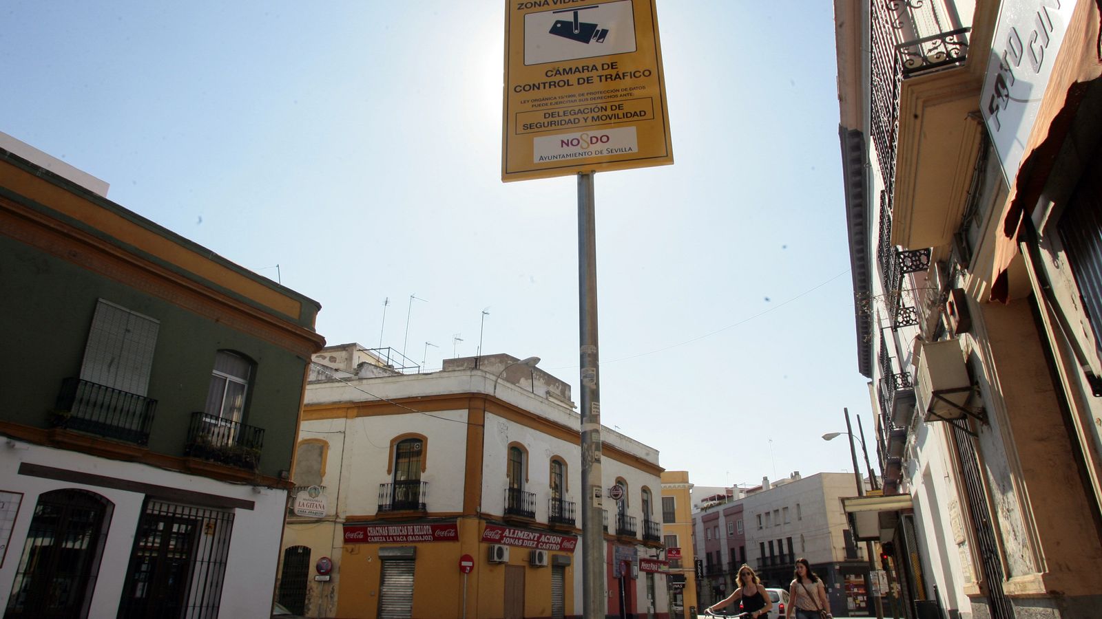 Cámaras en la entrada al centro por Puerta Osario.
