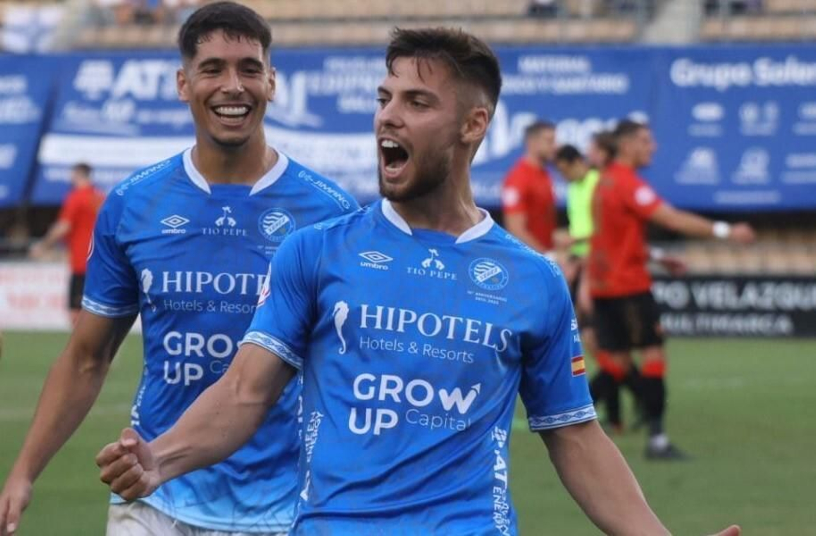 Rafa Parejo celebra el tanto que le hizo al Ayamonte esta temporada.