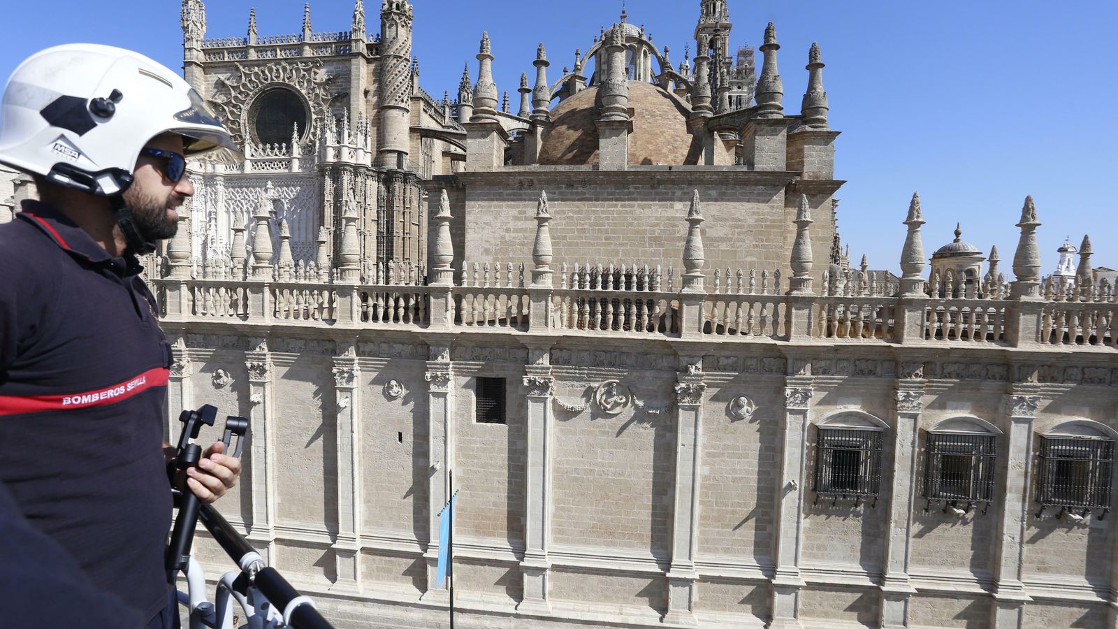 Un bombero, en la cesta de la escala a la altura de la Catedral.