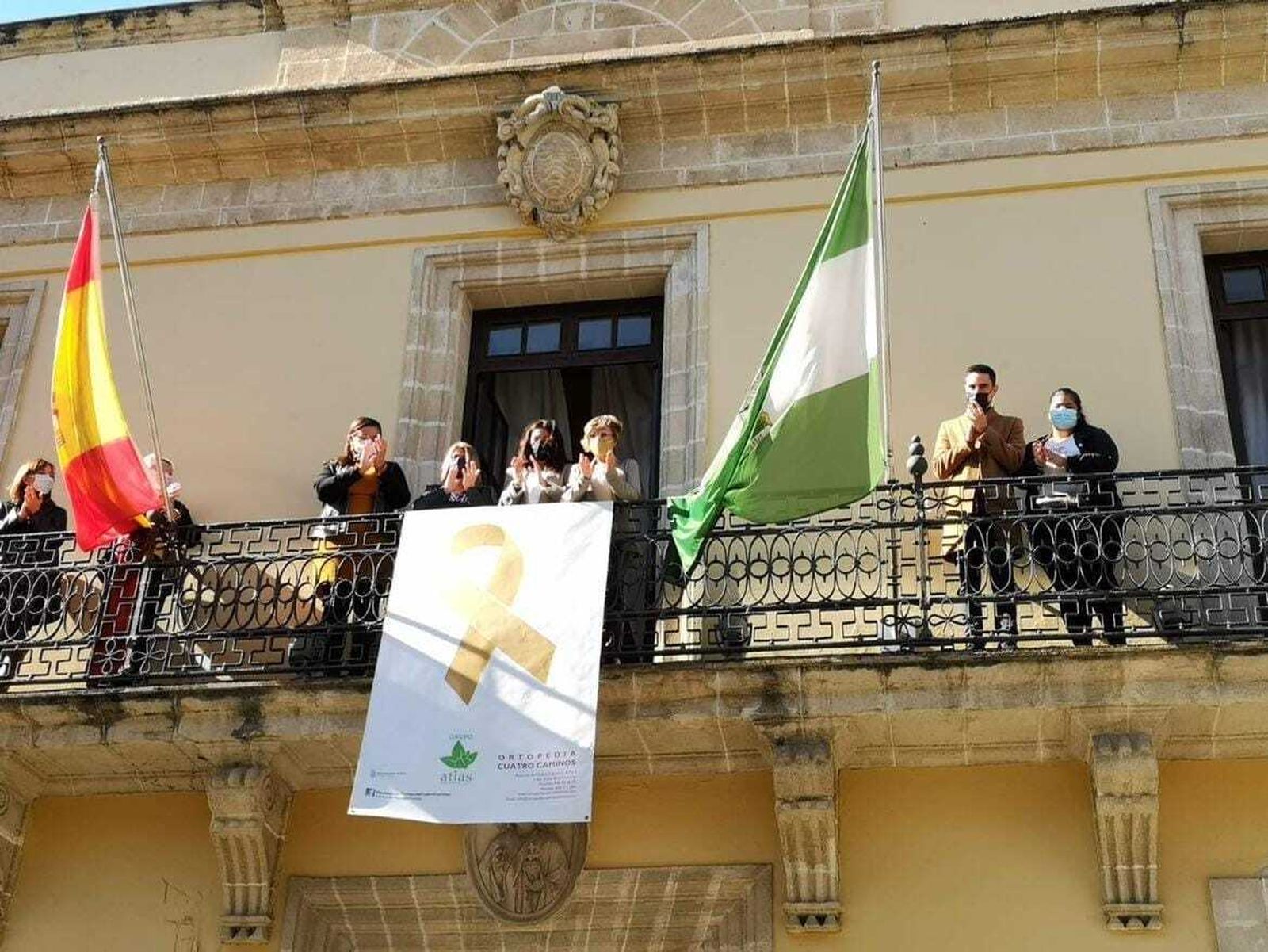 El Lazo Dorado por el cáncer infantil ya cuelga en el Ayuntamiento de Jerez.