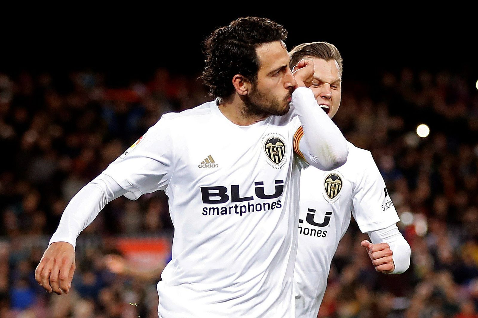 Dani Parejo se besa la muñeca tras marcar un gol.