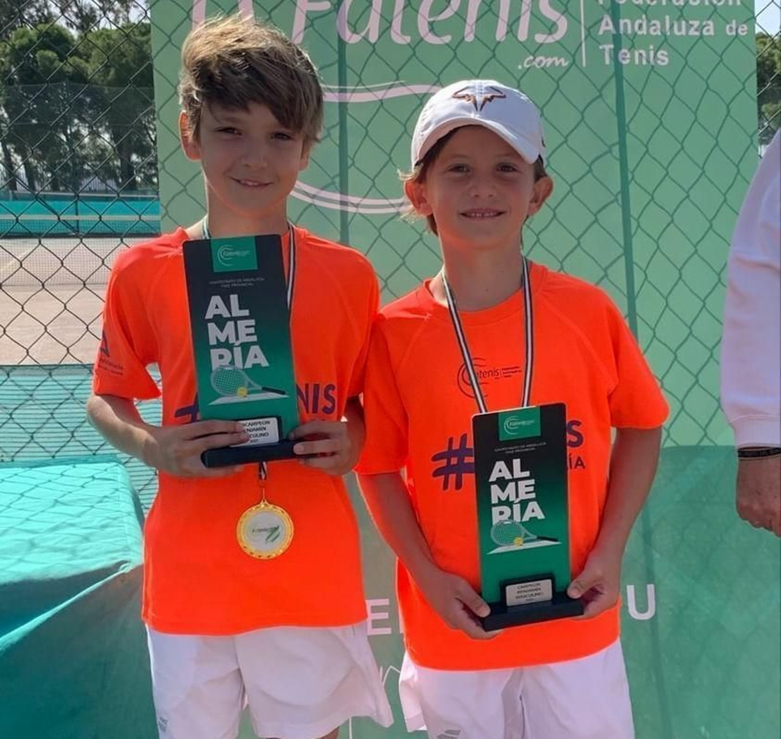 Los campeones del dobles masculino, Víctor Linares y Pablo Navarrete, posan con el título cosechado.