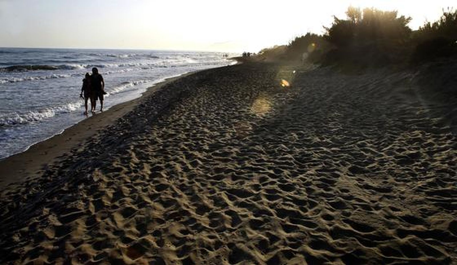 3. Cabopino (Marbella)

Enclavada en las dunas de Artola, una zona protegida por su interés natural, esta espaciosa playa de doradas arenas linda con el puerto deportivo de Cabopino. Su arena fina, así como sus aguas transparentes y tranquilas completan este paraje, recomendado para ir con la familia y para los que buscan alejarse del bullicio del centro marbellí. No obstante, por su uso habitual se puede calificar como playa nudista y gay friendly en algunos tramos. Cuenta con el distintivo de la Bandera Azul de la Unión Europea, que premia el cumplimiento de unos estándares de condiciones higiénicas, de sanidad, de seguridad, accesibilidad, información, salvamento y socorrismo, en una iniciativa impulsada por la Asociación de Educación Ambiental y del Consumidor (ADEAC) y la Organización Mundial del Comercio (OMT).

Foto: M. H.