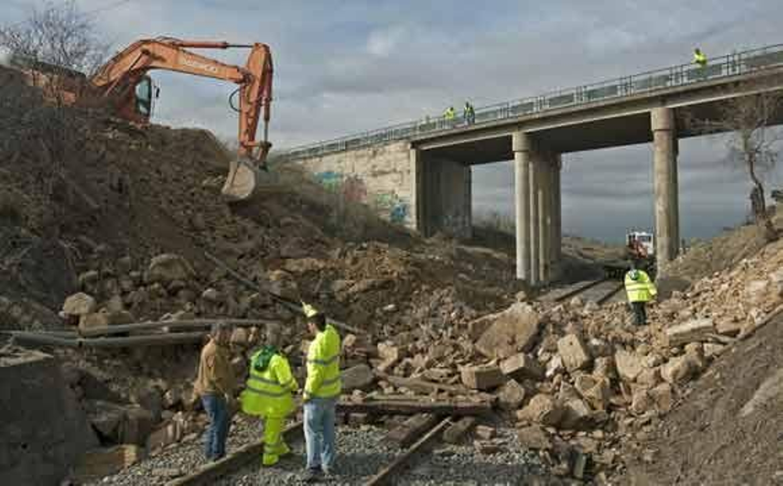 El Ayuntamiento de Marchena acusa a la Junta de demoler el puente "sin permiso"